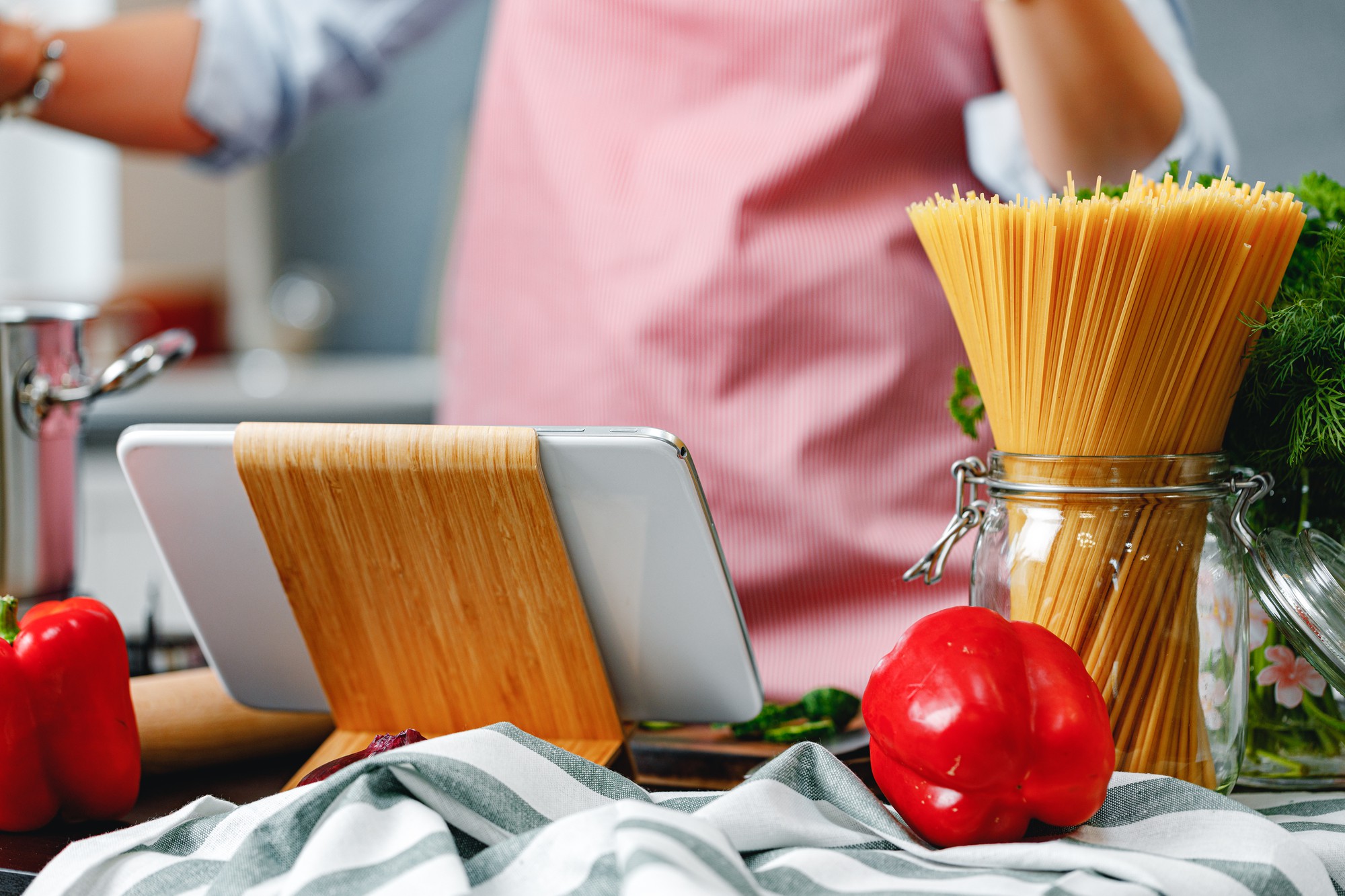 Piccola officina culinaria con attrezzatura essenziale