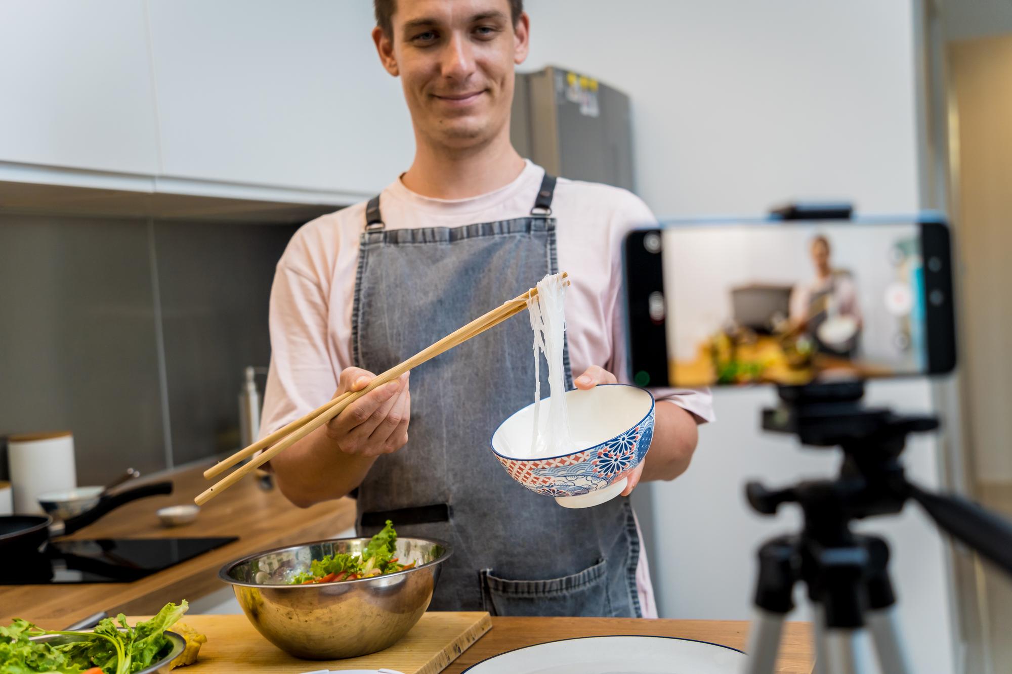 Chef mostra una tecnica con utensile