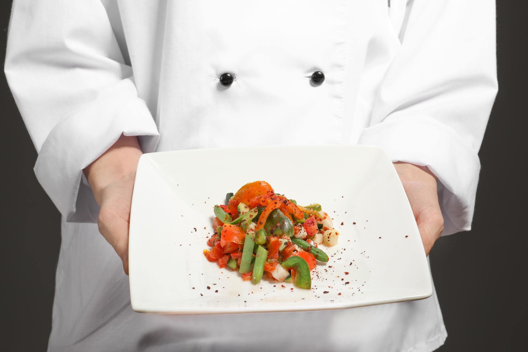 Chef che prepara un piatto semplice in cucina