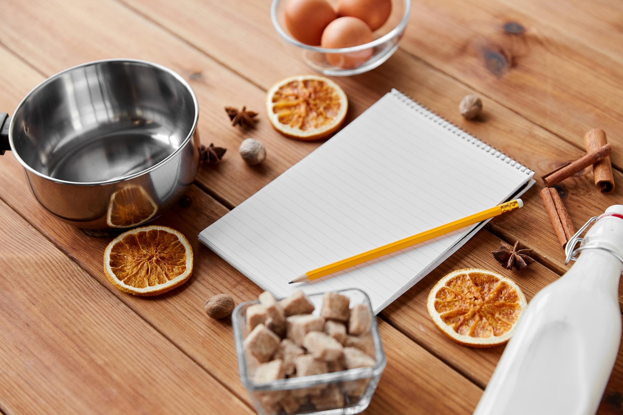 Tavolo con utensili e appunti di ricette